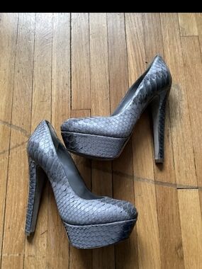 Luxe Sergio Rossi Ladies Size 6.5 / 36.5 Gray Snake-Skin Closed Toe Heels,MINT